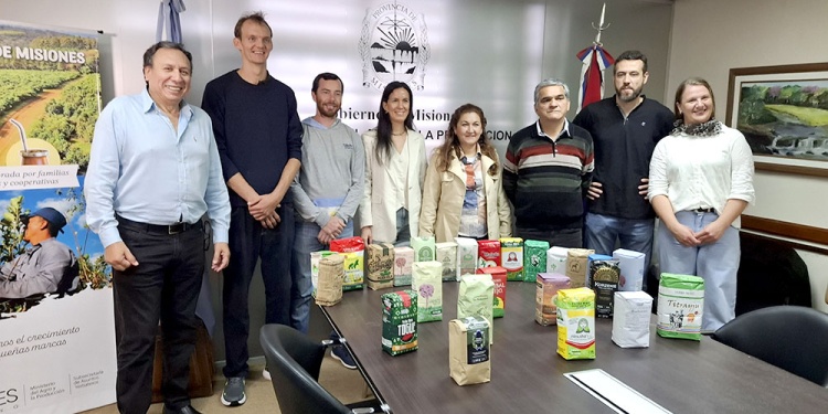 COMPAÑERISMO. En imagen los pequeños productores durante la presentación de las marcas de yerba mate.