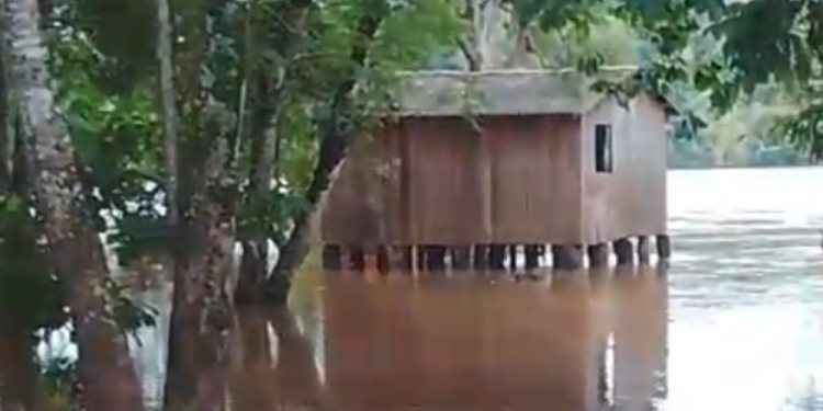 BAJO EL AGUA. Muchas chozas quedaron sumergidas o inaccesibles.