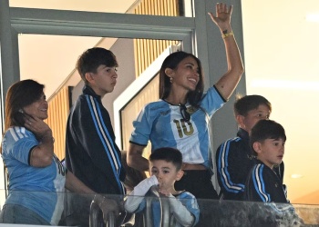 Antonela, Thiago, Mateo y Ciro: el abrazo familiar que acompaña a Messi en su despedida de la Selección