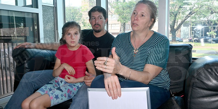 PIDEN AYUDA. Natalia y Juan harán lo imposible para que su hija acceda al tratamiento en la India.