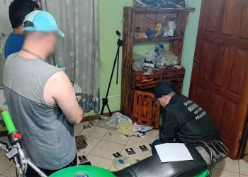 Se mostró con un arma en redes sociales y terminó involucrado en una causa por drogas
