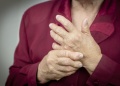 Artritis reumatoidea: por qué sentirse mejor no siempre significa  que esté controlada