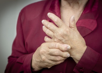 Artritis reumatoidea: por qué sentirse mejor no siempre significa que esté controlada