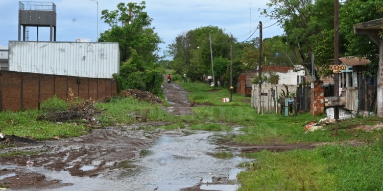 TIERRA DE BAÑADOS. Parece el escenario de un día de mucha lluvia, pero es la postal constante del barrio.