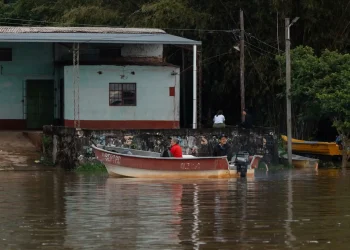 “Es imposible sostener la crecida del Paraná”: Ituzaingó y las islas frente a Yacyretá en alerta