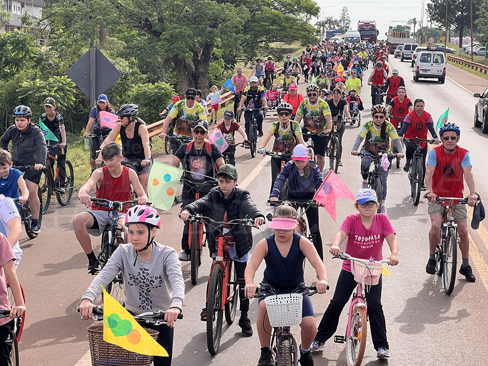 La solidaridad de caminantes y ciclistas volvió a recorrer Oberá - Primera Edición