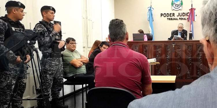 CARA A CARA, NUEVAMENTE. Oscar De Oliveira Moreira (de espalda a la imagen) declaró ayer frente al acusado de ingresar a su casa en el barrio San Lucas y asesinar a su novia.