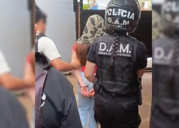 Una policía quedó bajo investigación por el millonario robo de celulares en barrio El Palomar