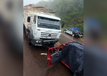 Dos muertos en la ruta 14: un automóvil chocó con un camión