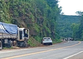 Un camión sin frenos chocó contra un auto en la ruta 12: cuatro personas hospitalizadas