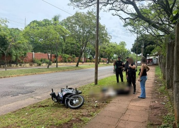 Un motociclista de 19 años resultó herido tras ser embestido por un auto que se dio a la fuga