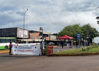 Vecinos cortan la ruta 12 en Jardín América para exigir un semáforo