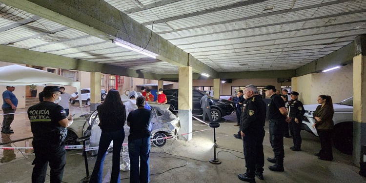 NUEVAS PERICIAS. Con la presencia del juez de Instrucción 3, Fernando Luis Verón, se profundizaron ayer las labores de Policía Científica en el VW Polo quemado por completo.