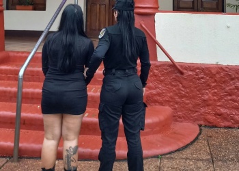Pelea frente a un boliche en Oberá: una joven detenida y una adolescente demorada