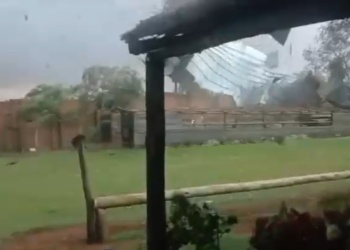 “Se nos voló el techo mientras estábamos adentro”: el temporal destruyó parte del Centro de Equinoterapia