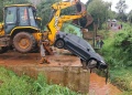 Retiraron el auto del arroyo Mbotaby: había ingresado a una zona de obras no habilitada