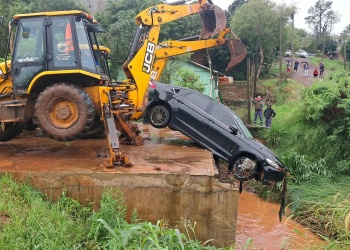 Retiraron el auto del arroyo Mbotaby: había ingresado a una zona de obras no habilitada