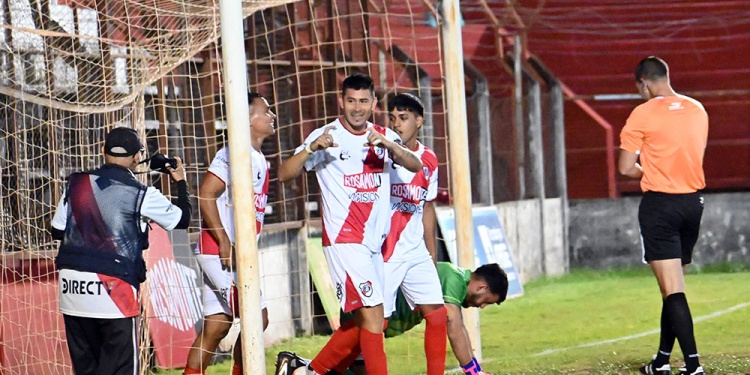 PARA LA FOTO. Mauro Gómez celebra en la victoria ante Nacional de Piray.