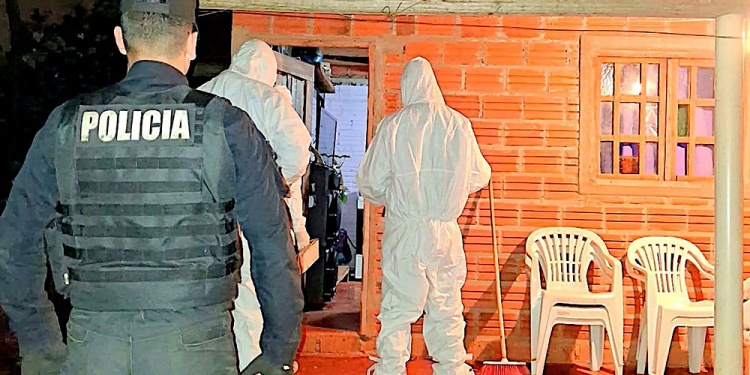 PERICIAS. Agentes de la Policía Científica incautaron nueve vainas servidas de calibre 9 milímetros en el lugar.