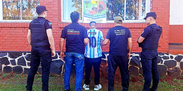 PROCEDIMIENTO CONJUNTO. La Dirección Homicidios y la división Investigaciones de la Unidad Regional XV de Montecarlo escoltan al sospechoso detenido ayer.