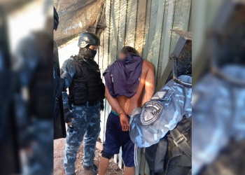 Detuvieron a un hombre acusado de agredir a su hija con una silla