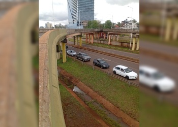 Largas filas en el puente Posadas-Encarnación en la previa del fin de semana largo