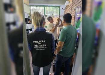 Posadas: le robó dos perritas salchichas para cobrar una deuda y terminó detenida