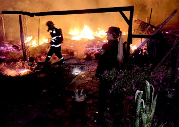 Una familia escapó a tiempo de un incendio que destruyó por completo su vivienda