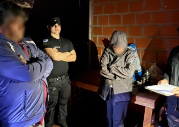 Mujer fue baleada e investigan si su pareja le disparó: lo buscan intensamente