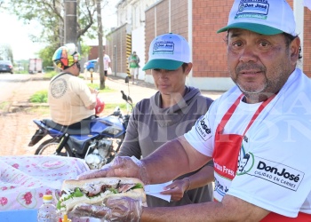 Ramón, el posadeño que convirtió su puesto de asado en un fenómeno en las redes