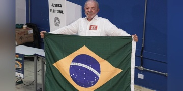 (261025) -- SAO PAULO, 25 octubre, 2026 (Xinhua) -- El presidente brasileño y candidato a la reelección por el Partido de los Trabajadores, Luiz Inácio Lula da Silva, posa después de emitir su voto en un centro electoral durante la segunda vuelta de las elecciones presidenciales, en la ciudad de Sao Bernardo do Campo, en el estado de Sao Paulo, Brasil, el 25 de octubre de 2026. La votación de la segunda vuelta de las elecciones presidenciales de 2026 en Brasil comenzó a las 08:00 (hora de Brasilia) del domingo, y los colegios electorales de todo el país tienen programado cerrar a las 17:00. (Xinhua/Paulo Lopes) (pl) (ah) (dp)