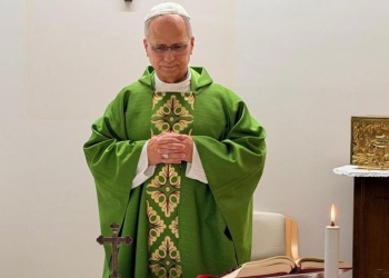 El Vaticano mostró a León XIV celebrando misa en el hospital y confirmó que continúa mejorando