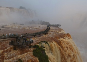 Crecida del río Iguazú: desmontan pasarelas en el lado brasileño de Cataratas