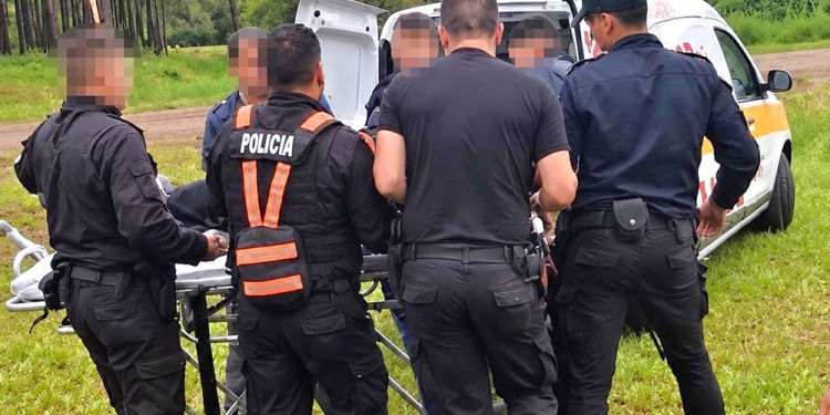 URGENCIA. Policías colaboran con paramédicos en el traslado del herido de arma de fuego el jueves por la tarde en Santa María.
