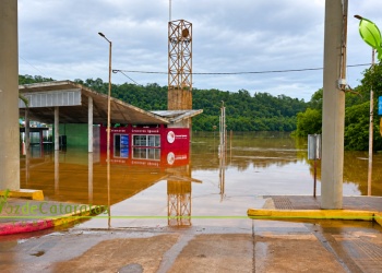 La crecida del río también obligó al cierre del puerto en Iguazú