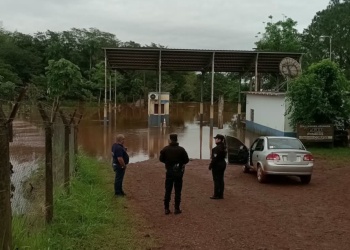 El Paraná sigue creciendo en Corpus y continúa cerrado Puerto Maní