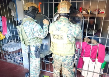 Tres detenidos por homicidio y abuso sexual intentaron escapar de una comisaría perforando una pared
