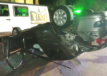 Perdió el control del auto, chocó contra una camioneta estacionada y volcó