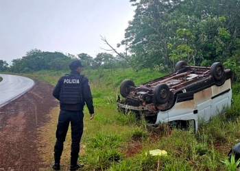 Una mujer y un niño de 3 años terminaron hospitalizados tras el despiste de una camioneta en Villa Bonita