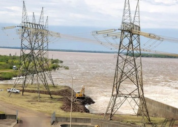 La fuerza del Paraná erosionó una defensa que protege una torre eléctrica de Yacyretá